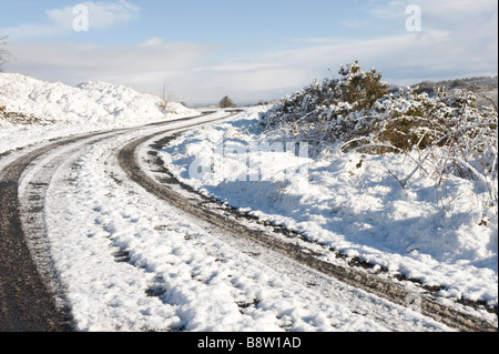 Eine schneebedeckte Straße im Westen von Irland Stockfoto