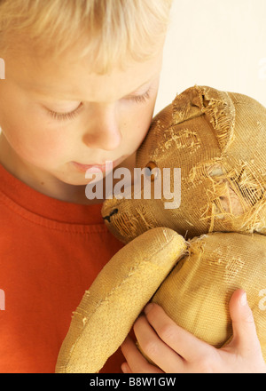 Umarmt seinen Teddy Boy Stockfoto