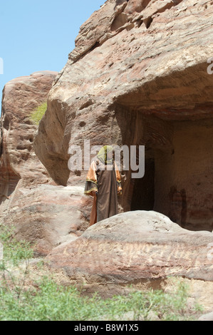 Eine Beduinen-Frau außerhalb ihrer Höhle wohnt in Petra Jordan Stockfoto