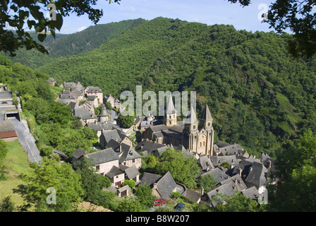 Blick auf Conques mit Kirche Sainte-Foy, Frankreich, Midi-Pyrenees, Conques 11./12.Jahrhundert Stockfoto