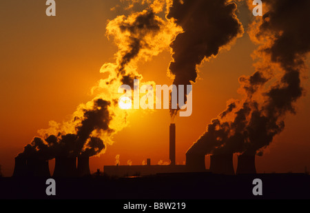 Dampf steigt aus dem Kamin an Drax Kohle betriebene Kraftwerk bei Sonnenuntergang Yorkshire UK Stockfoto