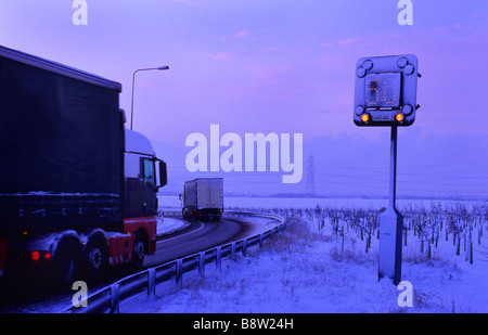 Lastwagen vorbei Warnsignal für reduzierte Höchstgeschwindigkeit auf Autobahn wegen schweren Winterschnee in der Nähe von Leeds Yorkshire UK Stockfoto