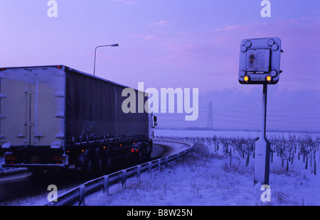 LKW vorbei Warnsignal für reduzierte Höchstgeschwindigkeit auf Autobahn wegen schweren Winterschnee in der Nähe von Leeds Yorkshire UK Stockfoto