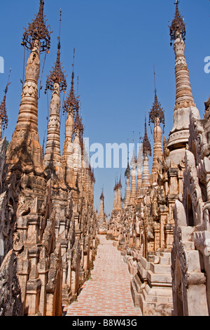 Reihen und Reihen von alten buddhistischen Stupas an Kakku. Erbe von Myanmar. Stockfoto