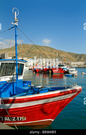 FISCHERBOOTE AUF TENERIFFA traditionelle bunte rote Fischerboote, die in Los Cristianos im Hafen von Teneriffa Kanarische Inseln in Spanien festgemacht sind Stockfoto