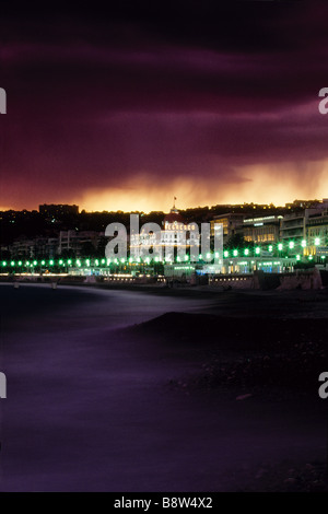 Stürmisches Wetter auf der Promenade des Anglais in Nizza und die beleuchteten Palast-Hotel Negresco Stockfoto