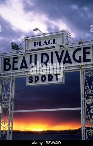 Stürmisches Wetter auf der Promenade des Anglais in Nizza und der Privatstrand Beau Rivage Stockfoto