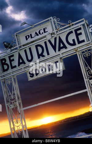 Stürmisches Wetter auf der Promenade des Anglais in Nizza und der Privatstrand Beau Rivage Stockfoto