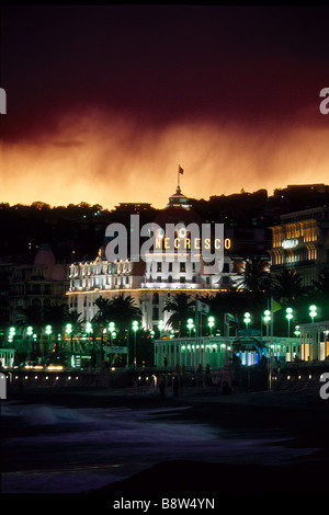 Stürmisches Wetter auf der Promenade des Anglais in Nizza und die beleuchteten Palast-Hotel Negresco Stockfoto