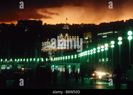 Stürmisches Wetter auf der Promenade des Anglais in Nizza und beleuchteten Negresco Palace hotel Stockfoto