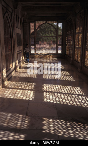 Marmor Stein Bildschirmarbeit in Moghul muslimischen Grab in Fatehpur Sikri Uttar Pradesh, Indien Stockfoto