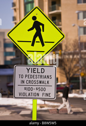 ARLINGTON VIRGINIA USA Fußgänger überqueren Verkehrszeichen Stockfoto