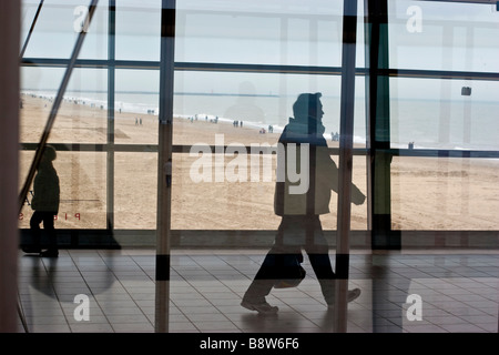 Menschen wandern entlang dem Strand in Scheveningen, den Haag, Niederlande Stockfoto