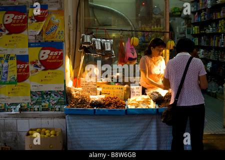 Eine Garküche in den Straßen des alten Macau, China. Stockfoto