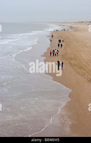 Menschen wandern entlang dem Strand in Scheveningen, den Haag, Niederlande Stockfoto