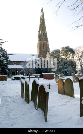 Die Pfarrkirche St. Jakob Ion Weybridge, Surrey, an einem winterlichen Tag Stockfoto