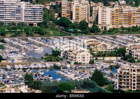 Ansicht von oben oberhalb der Marina von Mandelieu Stockfoto