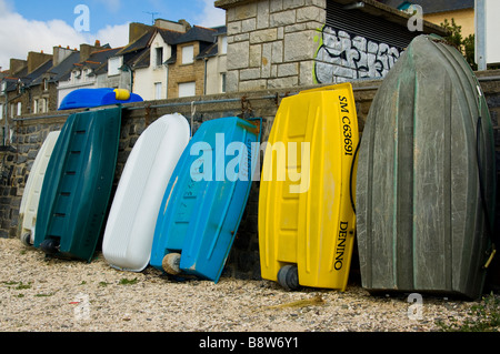 Ausschreibungen, die das Meer Wand gelehnt Stockfoto