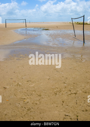 Einsame Torpfosten auf einem Fußballplatz in der Wüste von Lençois Maranhenses, Atins, Maranhão Nordosten Brasiliens. Stockfoto