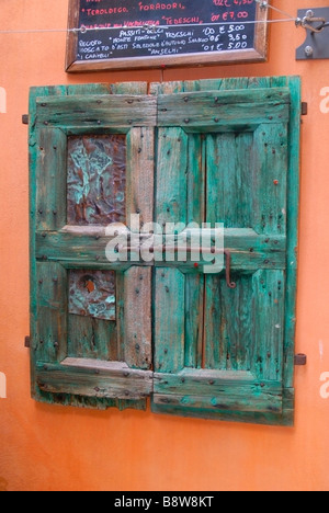 Grüne Fensterläden auf Enoteca oder Wein Shop in Malcesine am Gardasee in Norditalien Stockfoto