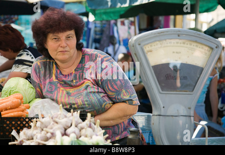 Riga, Lettland, Europa. Obst und Gemüse Stall, Central Market, machte alten sowjetischen Gewichtung Skala Stockfoto