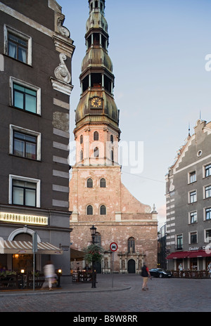 Riga, Lettland, Europa. Rathausplatz und St. Peter Kirche, Sonnenuntergang Stockfoto