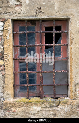 Verjährt Fenster einen verfallenen Bauernhof in Petrograno, Toskana, Italien. Stockfoto