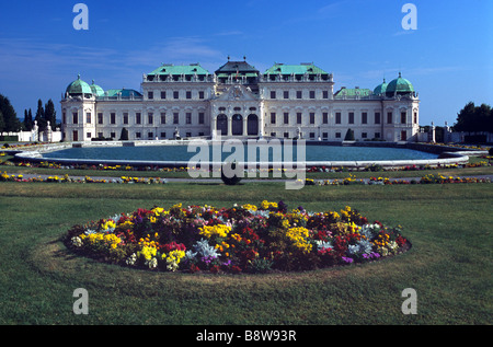 Barock Schloss Schloss Belvedere (1721-23), (Ober-) Oberes Belvedere, Pool und Blumenbeete, Wien, Österreich Stockfoto