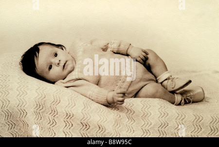 2 Monate altes Baby März 1953 Stockfoto