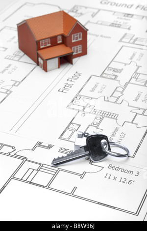 Ein Modell zu Hause und Hausschlüssel auf architektonische Grundrisse Stockfoto