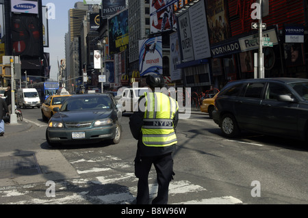 Verkehr ist gesehen reisen hinunter Broadway am Times Square in New York Stockfoto