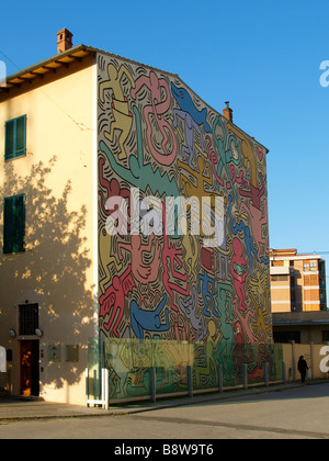 Große bunte Wandgemälde von Welt berühmten US-Graffiti-Künstler Keith Haring an der Seite eines Gebäudes in der Pisa-Toskana-Italien