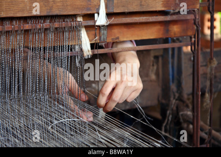 Close Up auf den Händen einer Arbeitnehmerin in eine Seidenfabrik in Dalat. Vietnam Stockfoto