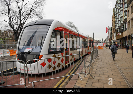 Mock-up der Straßenbahn, die in Edinburgh Princes Street im Jahr 2011 läuft. Stockfoto