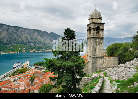 Kirche und alte Festungen über Kotor, Montenegro Stockfoto