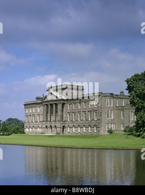 Die Südfront des Lyme Park gesehen über den See. NB hat jetzt die Farbe der Lackierung an den Fenstern geändert. Stockfoto