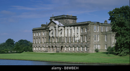 Südfront des Lyme Park, von der Süd-Ost über den See. NB hat jetzt die Farbe der Lackierung an den Fenstern geändert. Stockfoto