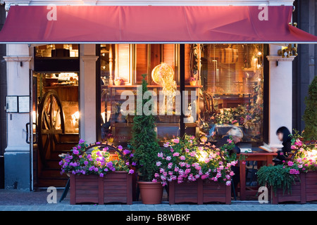 Riga, Lettland, Europa. Die Touristen in einem Restaurant, Café, kungu Straße, Altstadt, Dämmerung Stockfoto