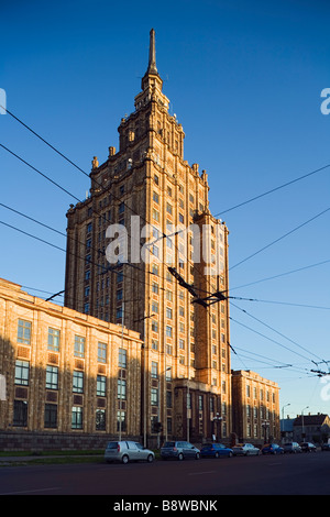 Riga, Lettland. Akademie der Wissenschaften der sowjetischen Architektur auch als Stalins Geburtstag Kuchen, Sowjetische gebaut, bekannt Stockfoto