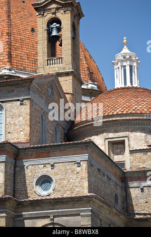 Basilica di San Lorenzo gesehen vom Piazza San Lorenzo, Florenz, Italien. Stockfoto