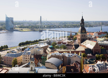 Riga, Lettland, Europa. Erhöhten Blick auf die Kathedrale und die Vansu Brücke über den Fluss Daugava Stockfoto