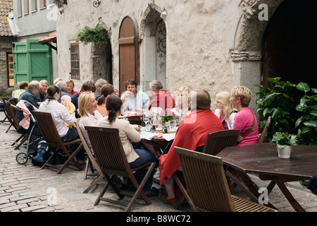 Tallinn, Estland, Europa. Al Fresco Diners bei Controvento Restaurant in der Altstadt Stockfoto