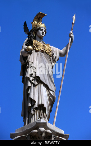 Athene, die griechische Göttin des Helden & Jungfrau Patron von Athen, Statue vor dem Parlamentsgebäude, Wien, Österreich Stockfoto