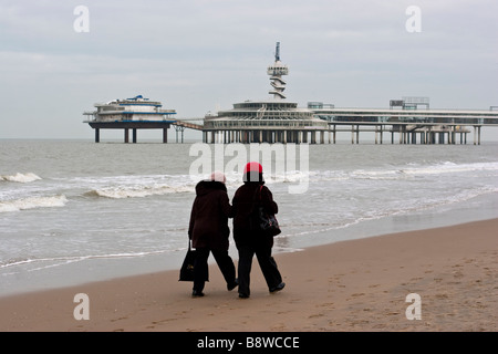 Menschen wandern entlang dem Strand in Scheveningen, den Haag, Niederlande Stockfoto