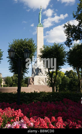 Riga, Lettland, Europa. Freiheitsdenkmal von City Park gesehen Stockfoto