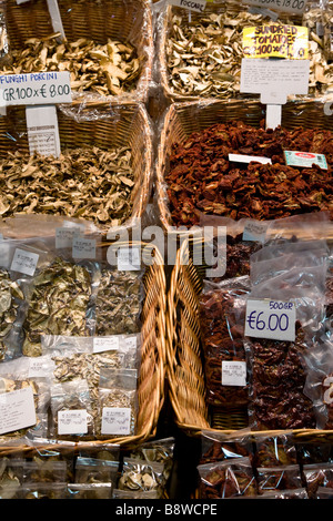 Getrocknete Gemüse & Pilze zum Verkauf in der Mercato Centrale (Central Market)-Florenz, Italien. Stockfoto