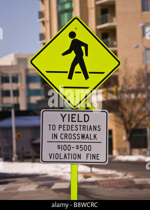 ARLINGTON VIRGINIA USA Fußgänger überqueren Verkehrszeichen Stockfoto