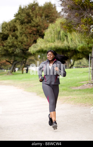 Plus Größe Modell macht Geschwindigkeit/Wandern / Joggen mit Hanteln Stockfoto