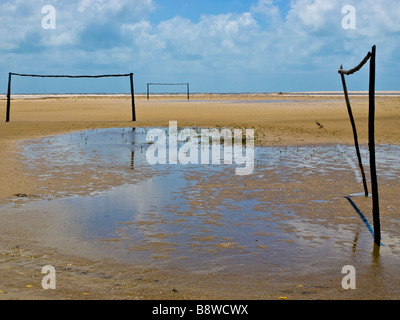 Einsame Torpfosten auf einem Fußballplatz in der Wüste von Lençois Maranhenses, Atins, Maranhão Nordosten Brasiliens. Stockfoto