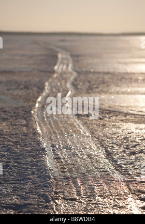 Gefrorene Motorschlitten Spur auf dem Meereis, Finnland Stockfoto